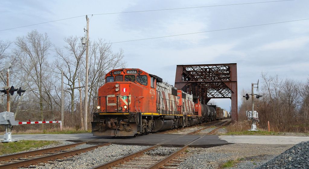 CN 439 sporting a pair of GP38-2W\'s, speeds westbound thru the steel bridge just outside of Thamesville on its way back to Windsor after making its daily trip to London.