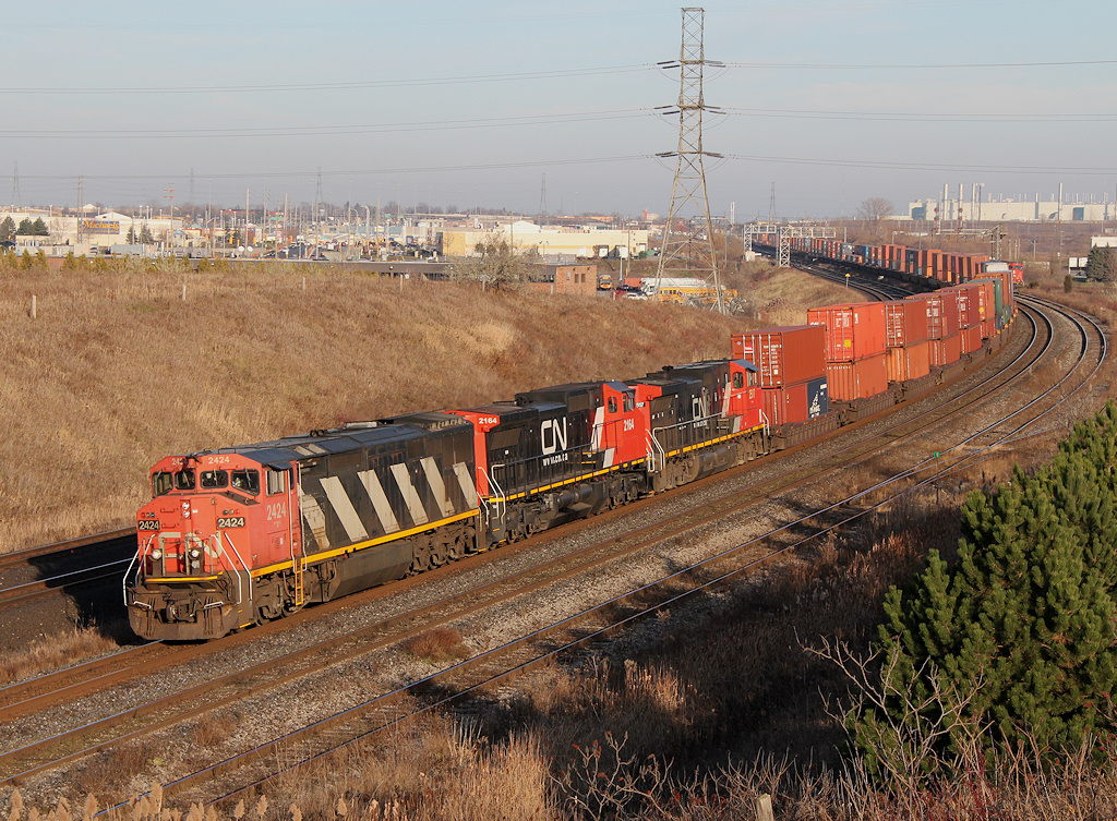 Ohhh Ehhh! CN Q14921 25 ; with a stellar consist rolls through Oshawa with 179 platforms (many block swapped at Montreal from Q121 for a straight shot to Chicago)... CN 2424, 2164, 2517 (2517 led the same lashup on 148 the night prior) provide the power.