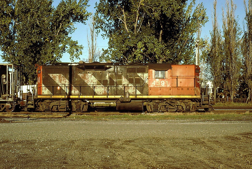 CN 514 waits for VIA 21 to clear in this early morning low sun shot.