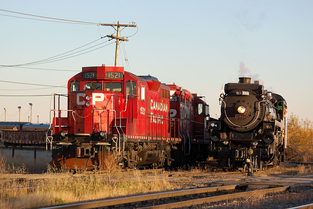 During the fall of 2007, while attending college at SAIT I made a few trips across the city to railfan around Ogden. On the evening of October 13th I caught CP\'s Empress 2816 backing into roost at Ogden beside a yard job switching the yard with GP9u\'s 1521 and 1565.