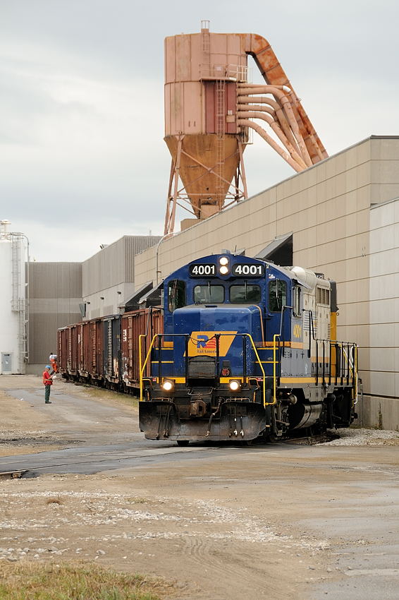 The crew of GEXR 580 spots a string of boxcars at the MBI Smurfit cardboard plant off the \"North Industrial Spur\" in Guelph. Power for this local was RLK GP9u 4001 and LLPX GP38-2 2236.