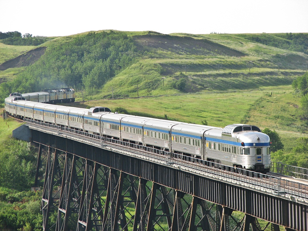The good ole days at Uno when the Via Canadian would roll on by early in the morning heading for Rivers, now the Canadian doesn\'t go by until 15:00-16:00 at Uno on Sunday.