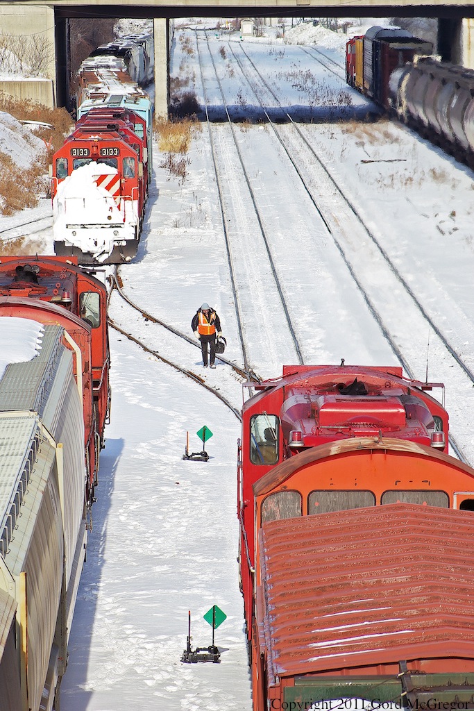 Already over an hour behind schedule and blocked by 2 yard jobs a crew member walks to the tower while the snowbound 3133 waits its turn.