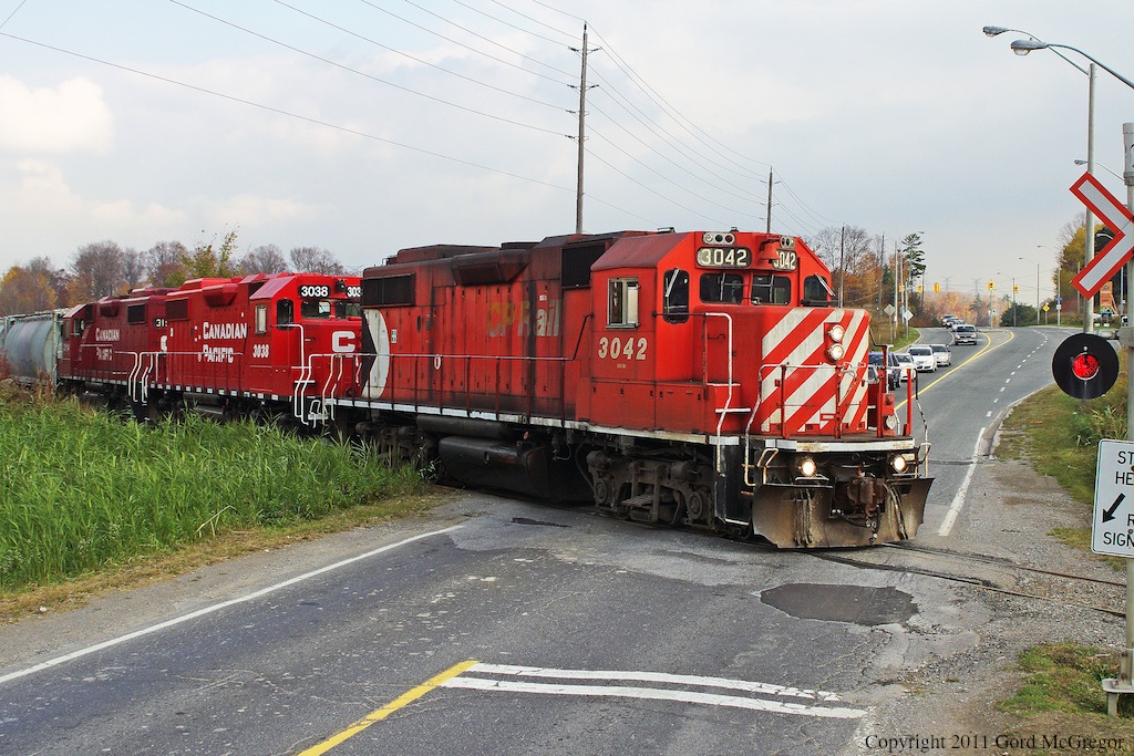 3042 served on the Havelock for only a Month in 2011 and is seen leading T07 at busy Steeles Ave the traffic is already backed up before crossing.ing.
