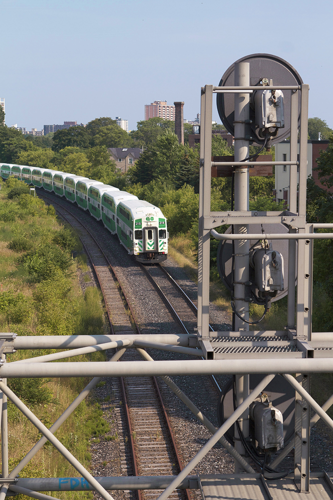 A Milton line GO train is about to knock down a (most likely) clear signal at Dundas.