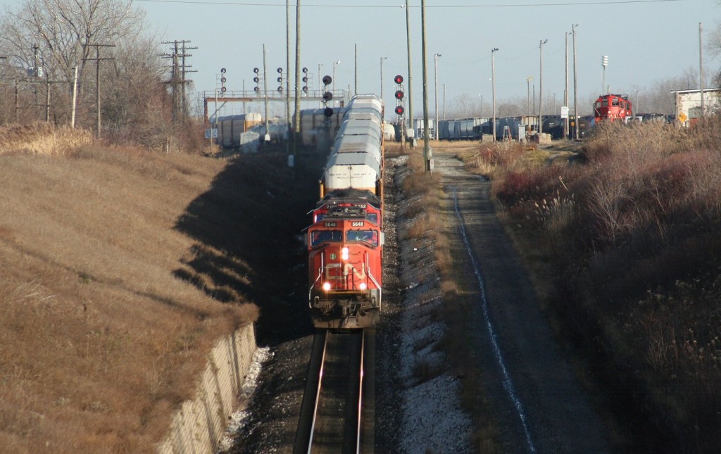 CN 393 heads downhill to the St Clair Tunnel to Port Huron, Michigan with an SD75i, ex-BS