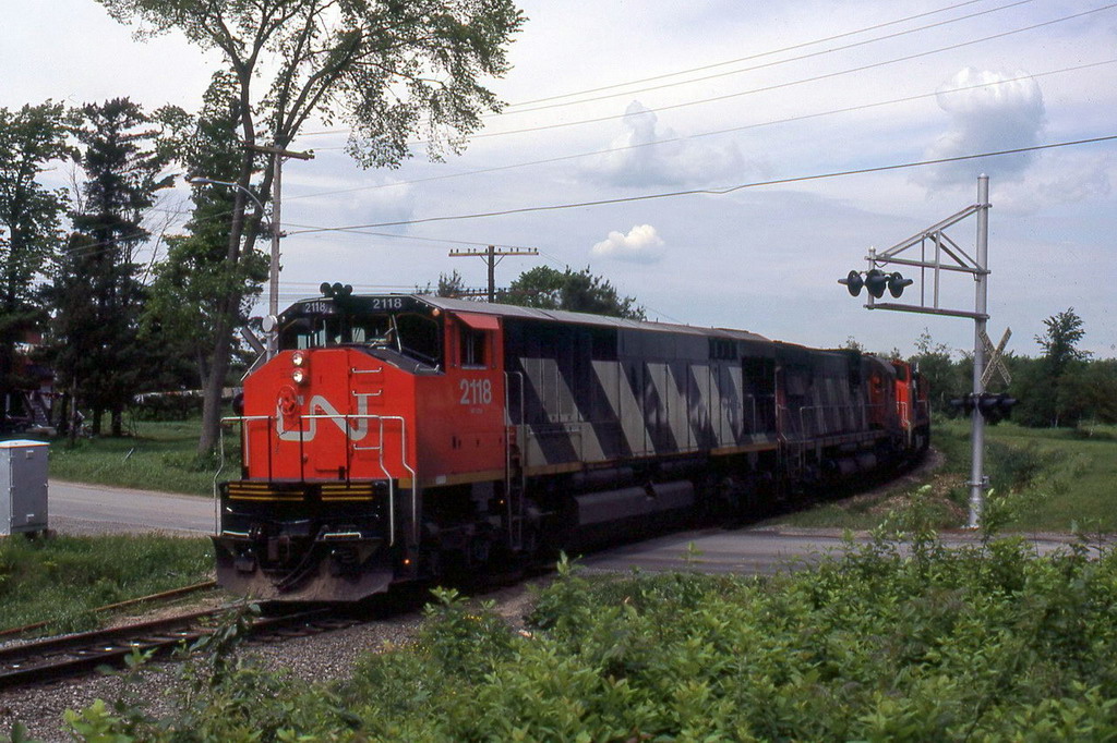 CN 207 rounds the curve before the bridge.