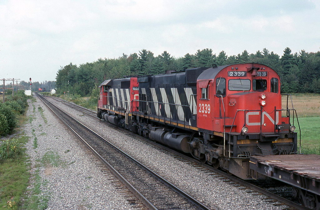 CN 306 with 5082 rolls slowly to a stop as the 207 with 2111 appears out of the curve.