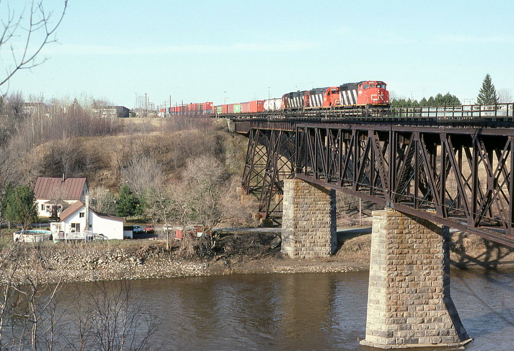 CN 207 crosses the Nicolet river.
