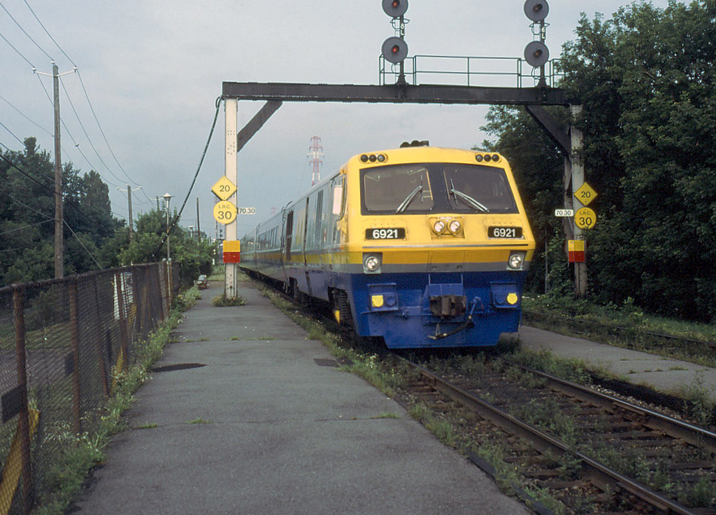 VIA 20,the morning rapido to Qc approaches the station.