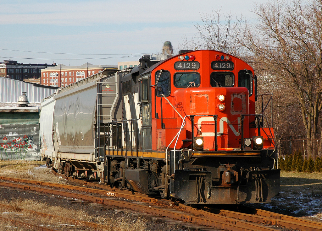 CN 580 entering Port street yard with 6 cars