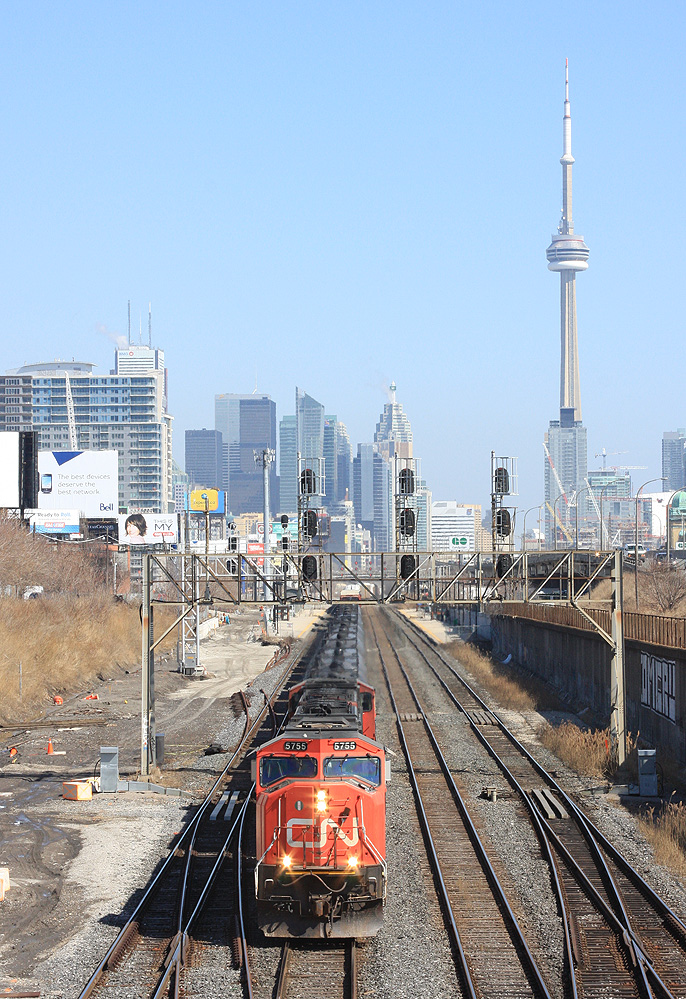 CN 435 makes it\'s way across the city headed for oakville