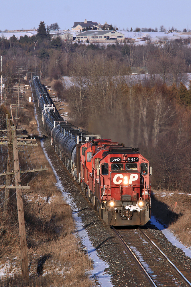 CP 643 winds along the OCS/ABS Galt Subdivision at Puslinch with the Niagara Escarpment in the background.