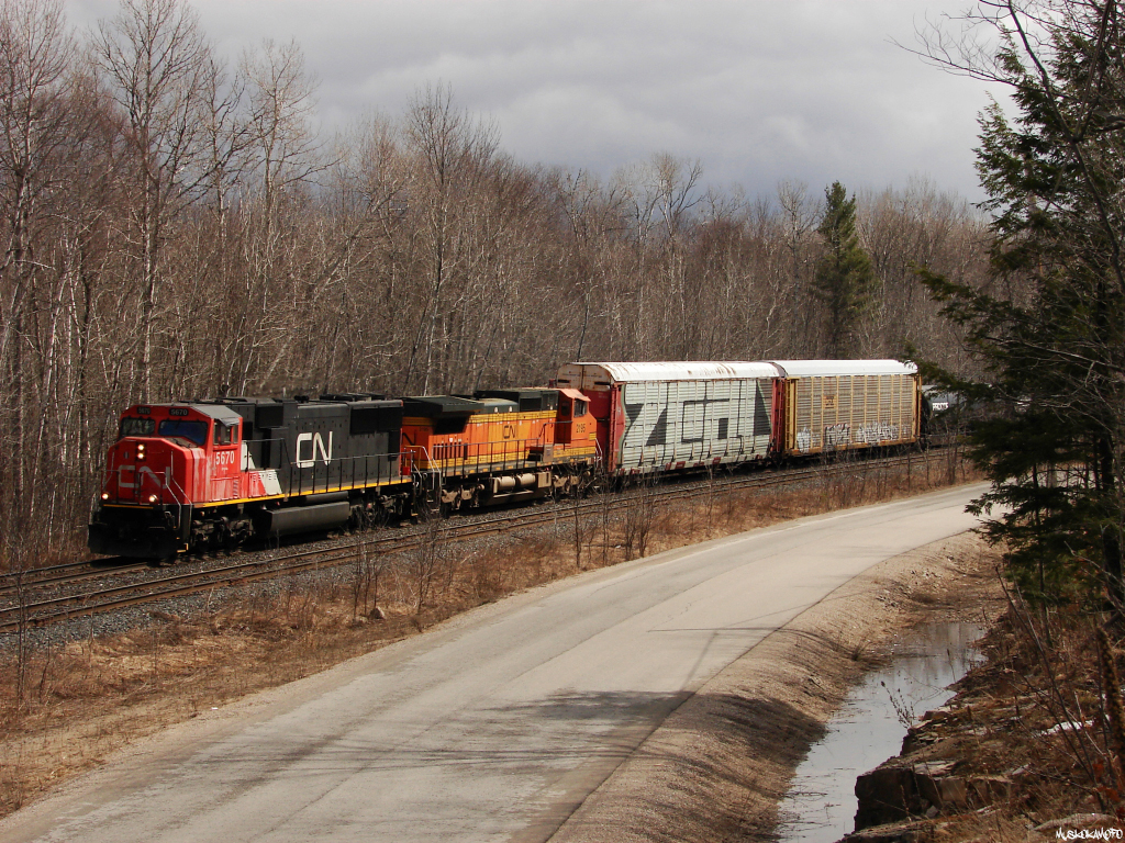 CN M30131 05 - CN 5670 North rolling through Sparrow Lake, due to a demand for power, alot of CN\'s C40-8W\'s entered service before entering the paint booth. CN 2195 was no exception, and was thrown into service shortly after being delivered from BNSF with a quick CN patch.
