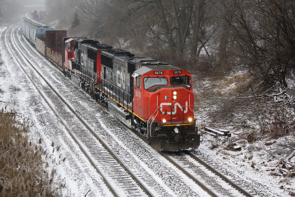 CN 5678 leads CN 148 down the grade through Copetown, minutes after an intense snow storm