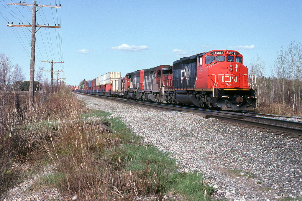 CN 207 coasting slowly on the siding.