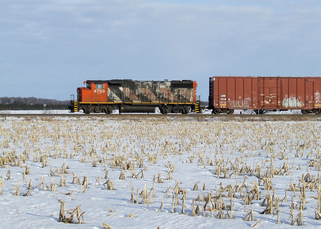 CN 514 slowing down to cut a few cars out for the feed mill.