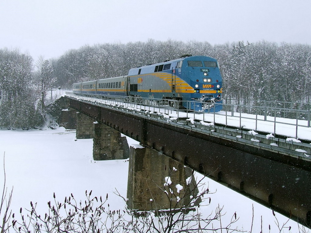 VIA 25 about to take the siding to let the 22 go by.