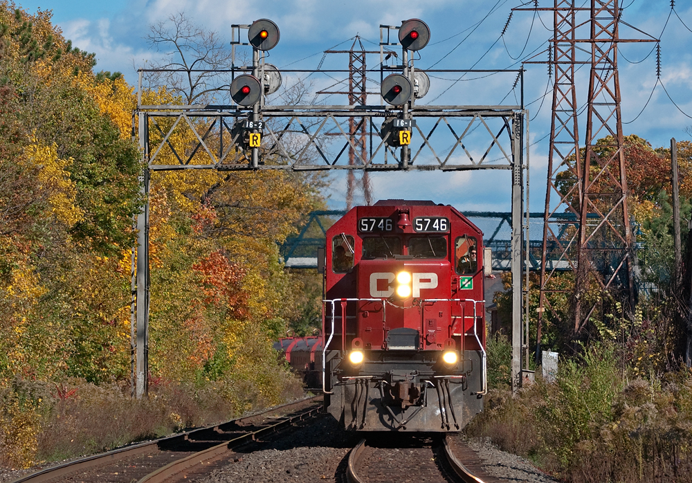 Westbound in gorgeous fall colours, train 426 makes their way through Rosedale in afternoon fall light. Photo taken with the Sony 70-400 F4-5.6 G SSM lens.