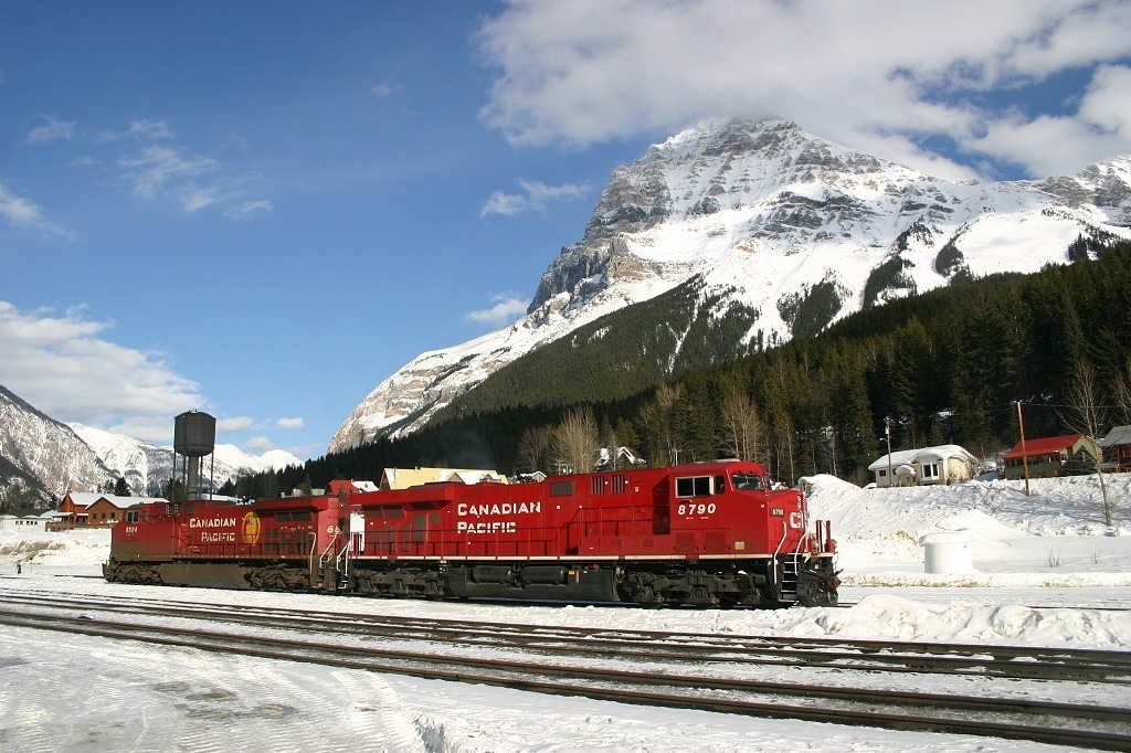 CP 471\'s power idles infront of the station at Field BC