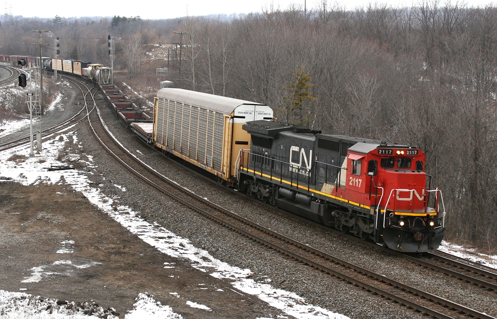 CN 332 rolls into Bayview behind CN 2117