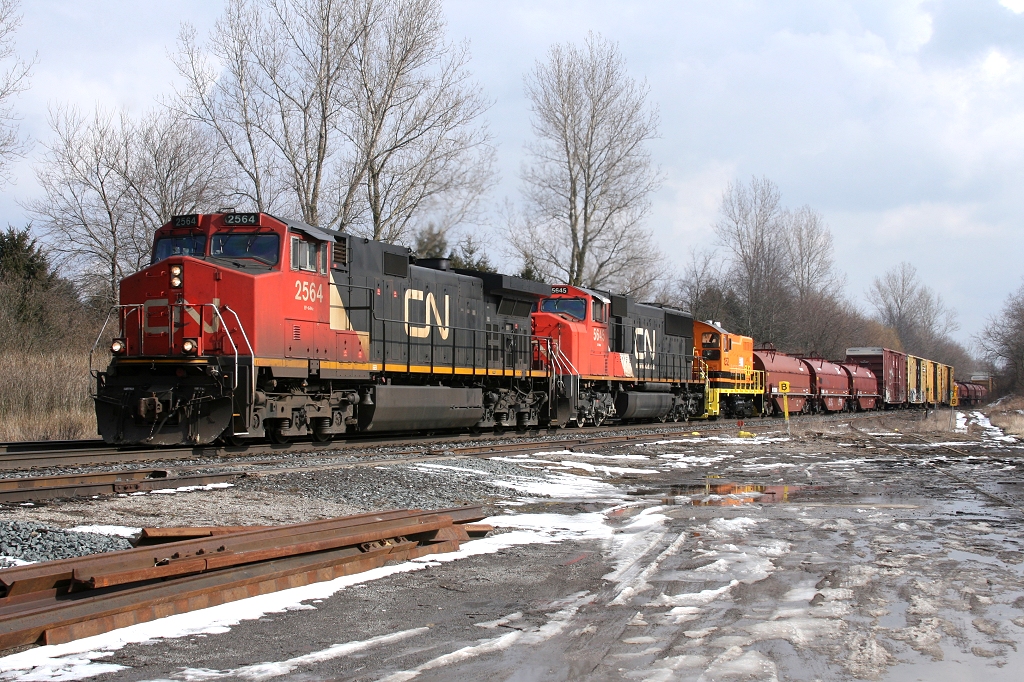 CN 331 crests the grade at Copetown with CN 2564, CN 5645 and Tazewell & Peoria SW10 # 1352