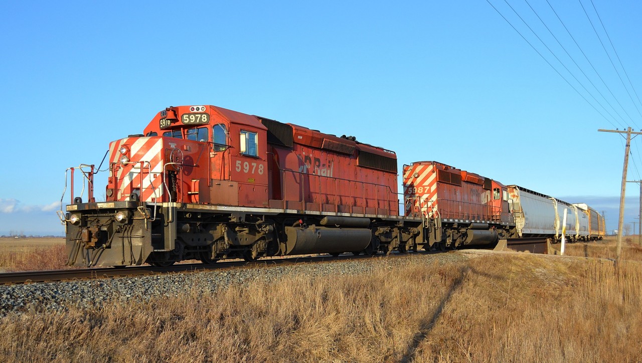 CP 441 led by a pair of SD40-2s, heads westbound around the bend in Tilbury on its way towards Windsor.