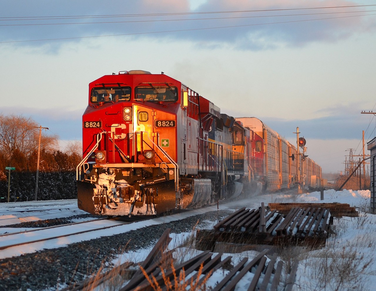 CP 147 west led by CP 8824, ICE 6433 and SOO 6049 passes the east siding switch in Tilbury with the lights dimmed as CP 440 was pulling up in the siding.