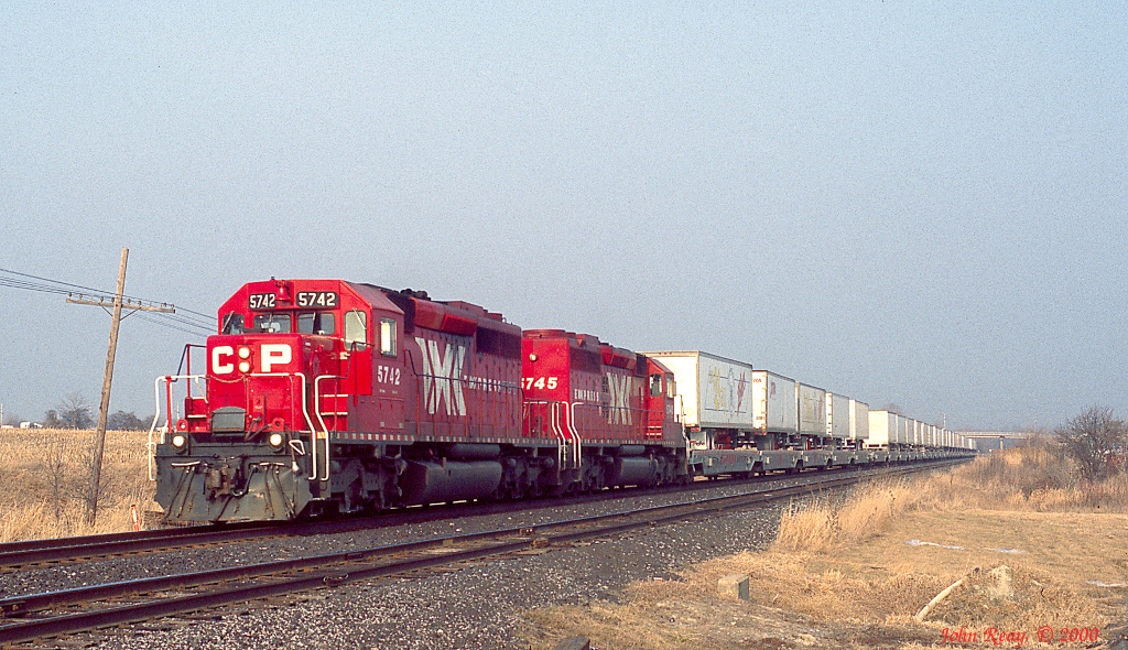 CP SD40-2s 5742 and 5745 (the only units to get the Expressway logos on their long hoods) are seen on #121 at Darlington siding on the Belleville sub in March 2000/