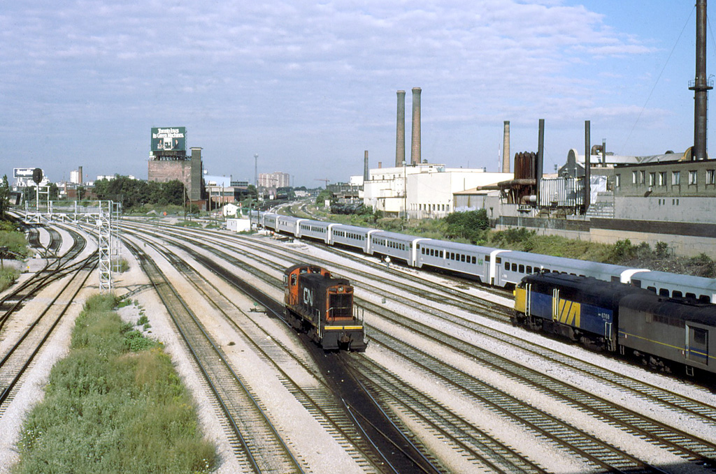 VIA 6768 leads a Tempo train while 8519 moves towards the station.