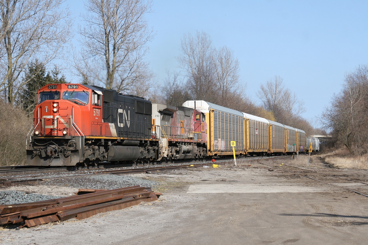 CN 435 crests the escarpment with CN 5791 and CN 2182