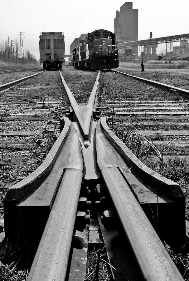 After making a gravity drop with the 4 cars to the left of the power at Holcim down at the very end of the cement lead in Mississauga, we take a little break before heading back to Oakville light power.