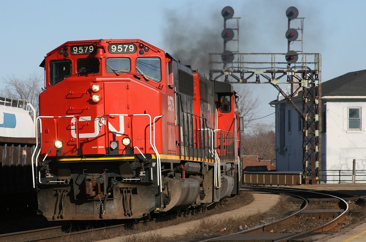 CN 435 screams through Brantford behind an eclectic pair of GP40-2W\'s, albeith both repainted into the new scheme!
