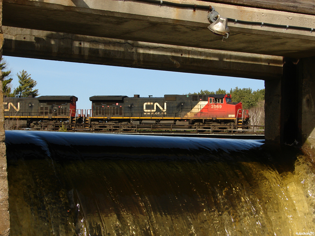 CN Q11451 26 - CN 2569 South floats across Seguin river in Parry Sound!