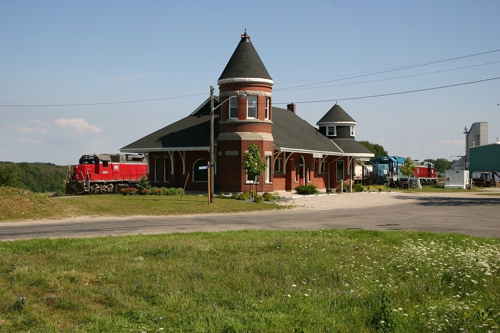 GEXR 581 passes the old CN station at Goderich