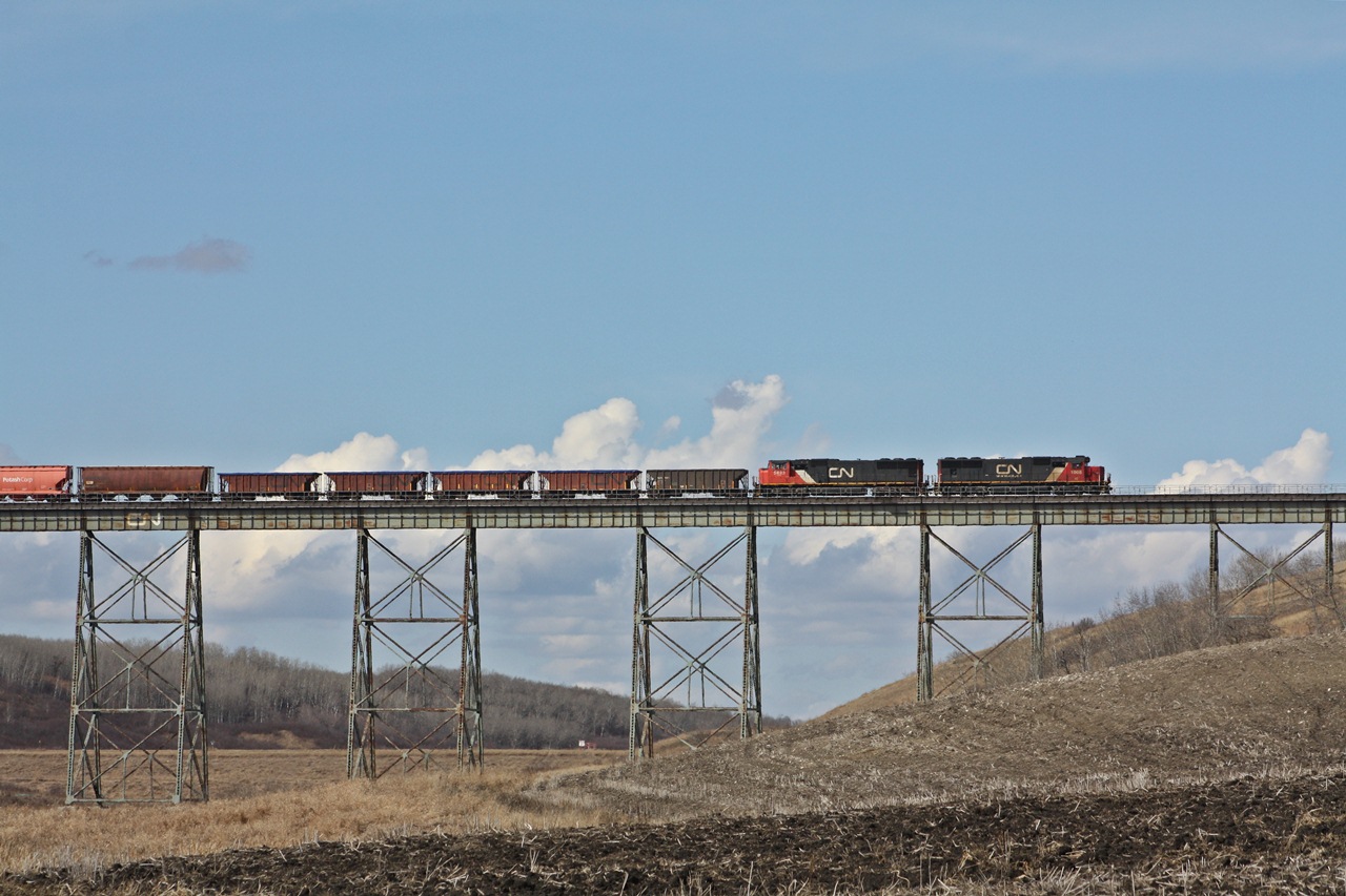 CN L55441 Melville to Sylvite(Rocanville PCS Mine) with IC 1008 after getting a fresh crew heads east. This was the site of a major derailment years ago when a container train was knocked off by a gust of wind.