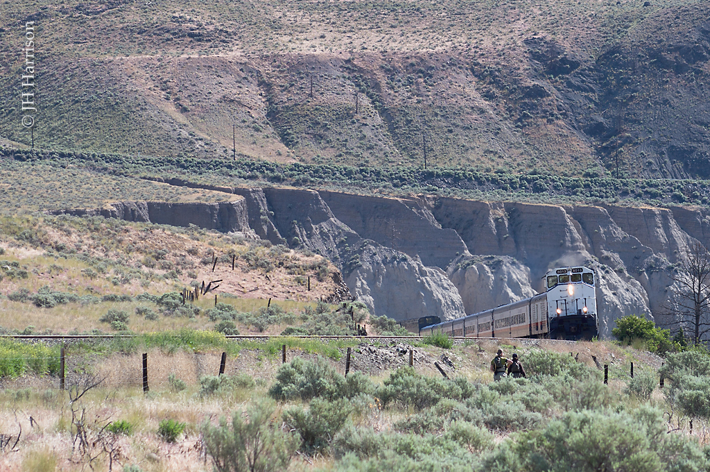 Westbound GCRC 8013, a GP40-2L(W), rounds the bend at Juniper Beach as two fisherman head down to the river.