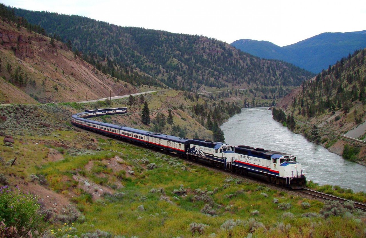 The Rocky Mountaineer snakes along the Fraser river on his way back to Calgary.