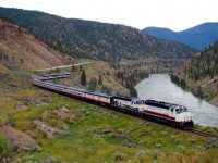 The Rocky Mountaineer snakes along the Fraser river on his way back to Calgary.