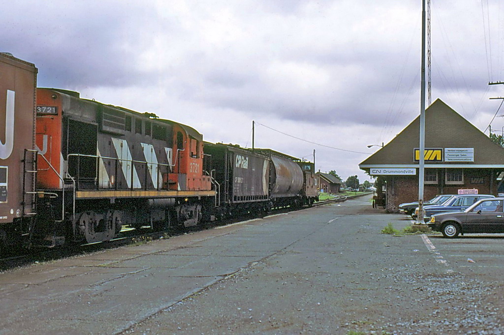 This no DPU,CN 518 is switching with cars on both ends.