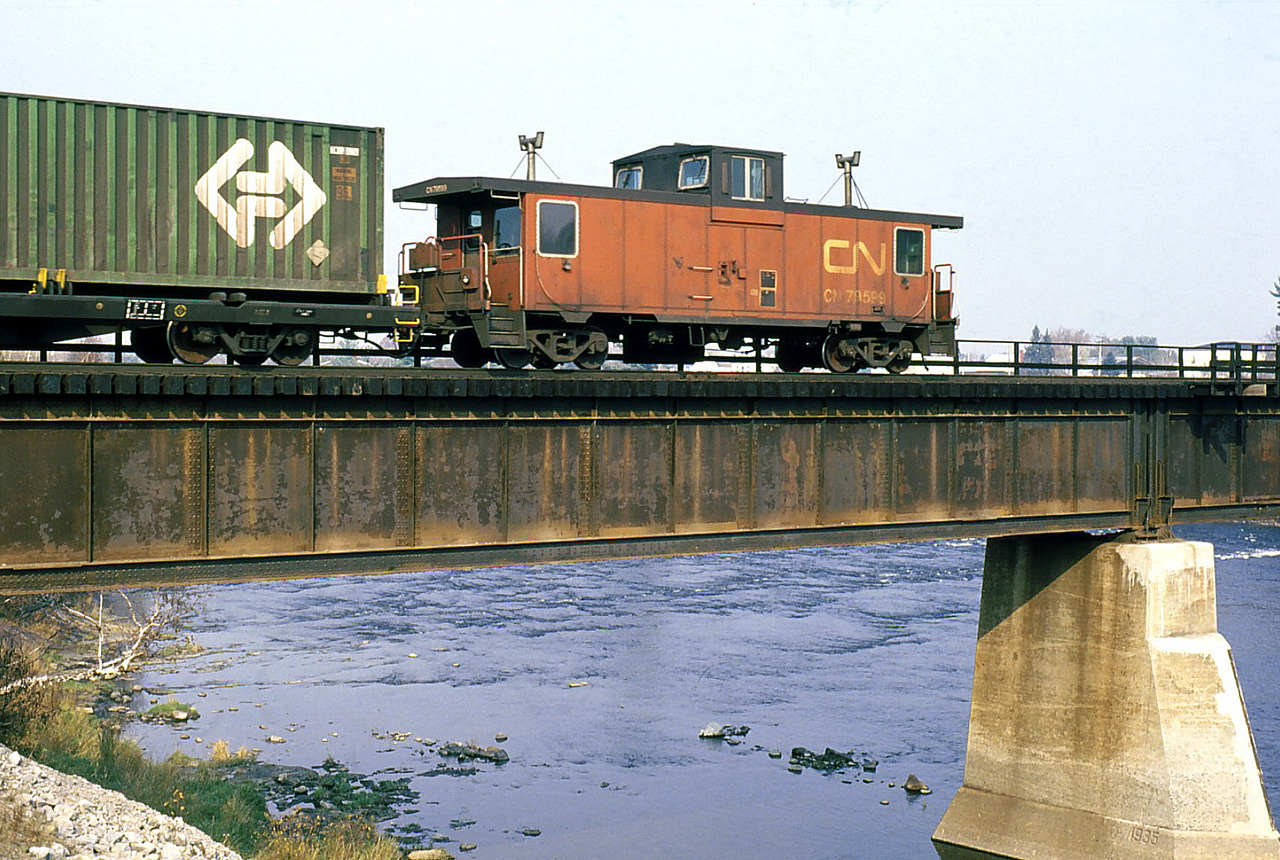 CN 205 crosses the Bécancour river with a long load of containers before the double stack era.