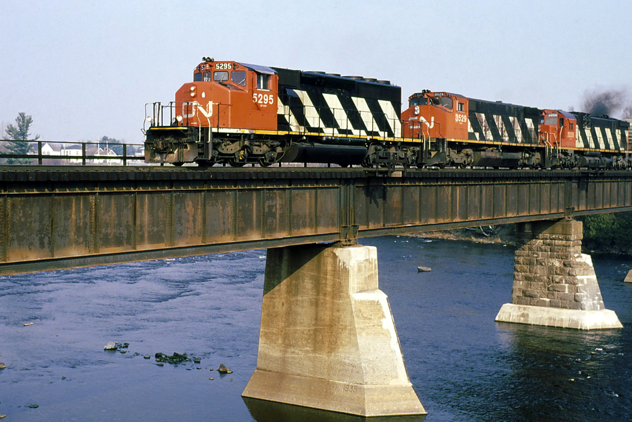 CN 205 crosses the Bécancour river with a long load of containers before the double stack era.