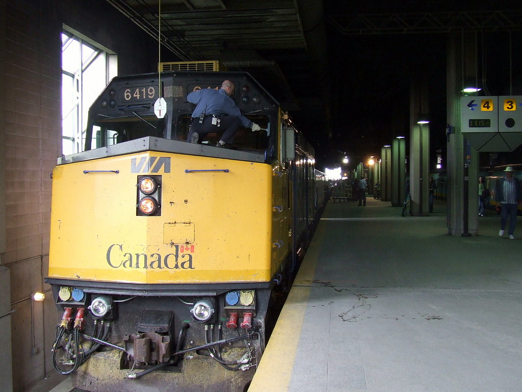 VIA  620 just arrived and will be turned around soon to head back to Mtl as the 25.