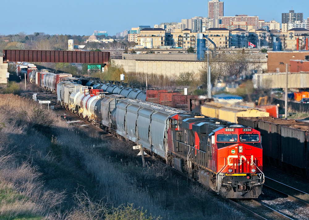 CN Train 369 Arvida to Mac Yard is on it\'s final leg of the journey as he pulls down York 1, meanwhile CN 372 is departing Mac Yard via York 3 conventional with work at Oshawa and Belleville.
