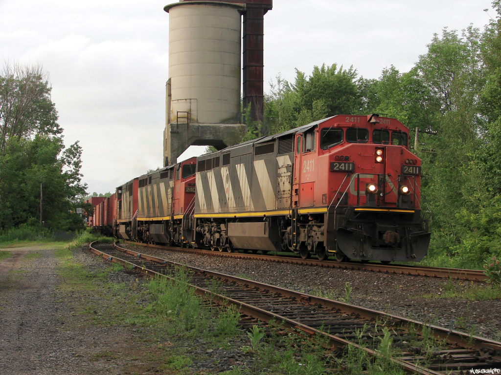 CN 102 - CN 2411 South slowly pulling 102 through the small town of Washago on June 26th 2010, always nice to see trio\'s of C40-8CM\'s!