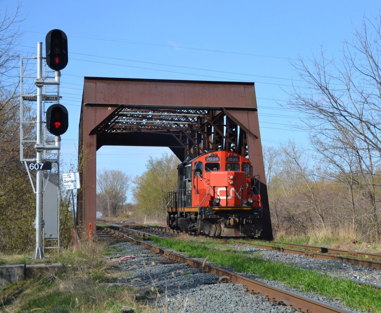The Chatham local switcher heads westbound back into Chatham after letting VIA 72 pass by.