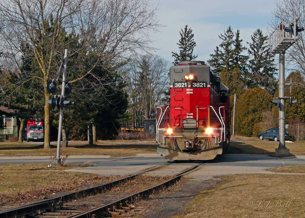 GEXR 580 crosses Paisley St. on the Guelph North Spur.