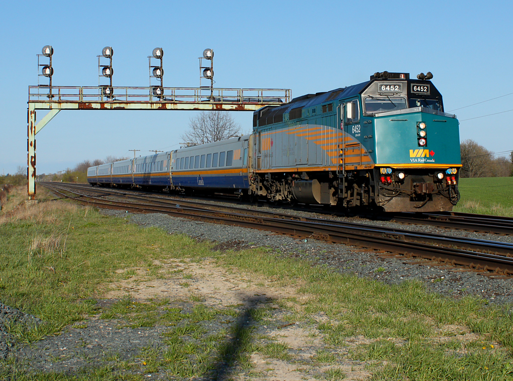 VIA 83 blasts under the signal bridge at Paris West.