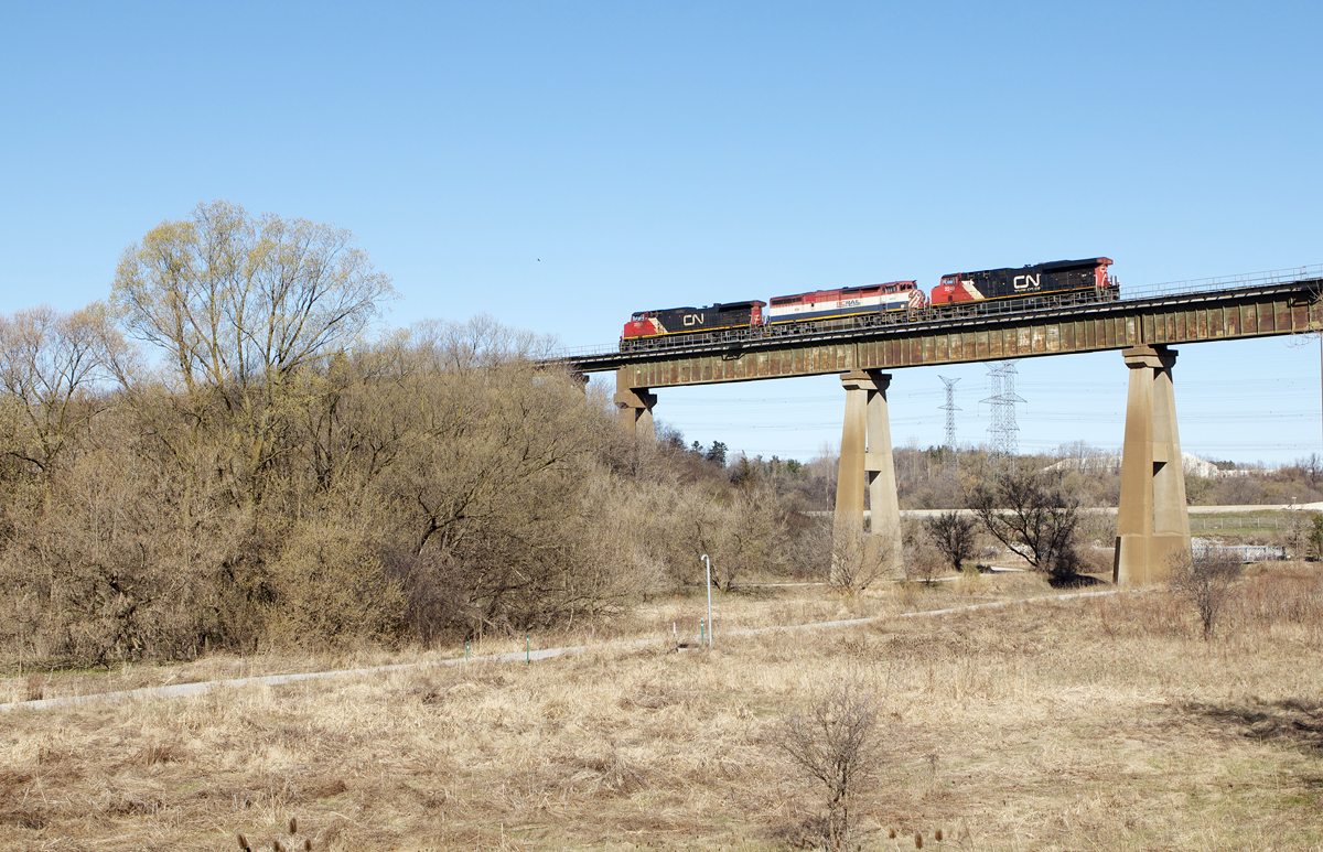 CN light power over the Humber...LHF to boot!