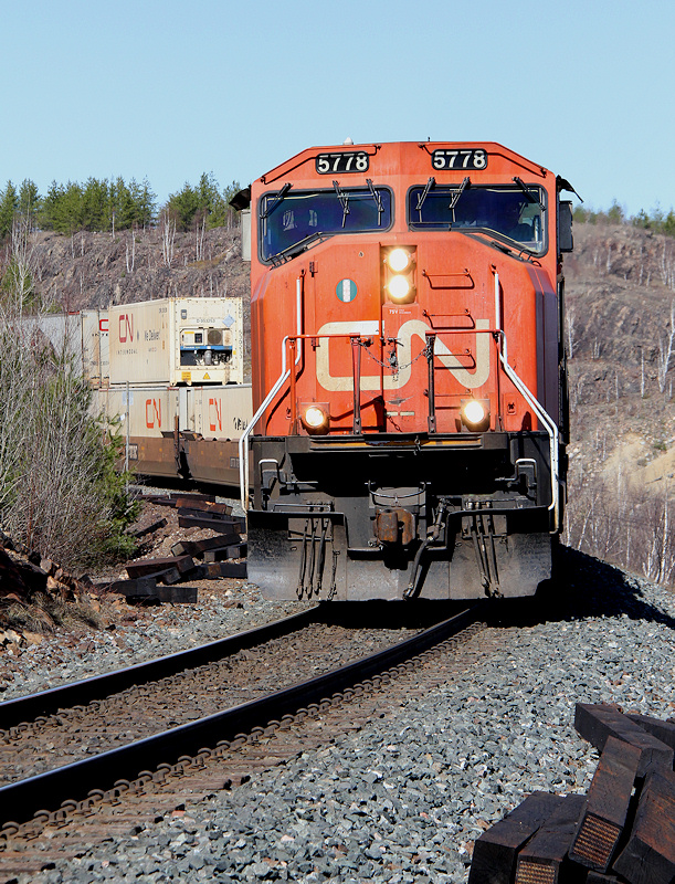 CN 5778 leads Q114 through the rocks around Coniston